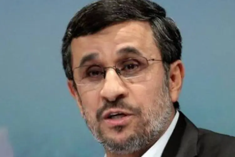 Presidente Mahmoud Ahmadinejad participa de coletiva de imprensa em Teerã (Atta Kenare/AFP)
