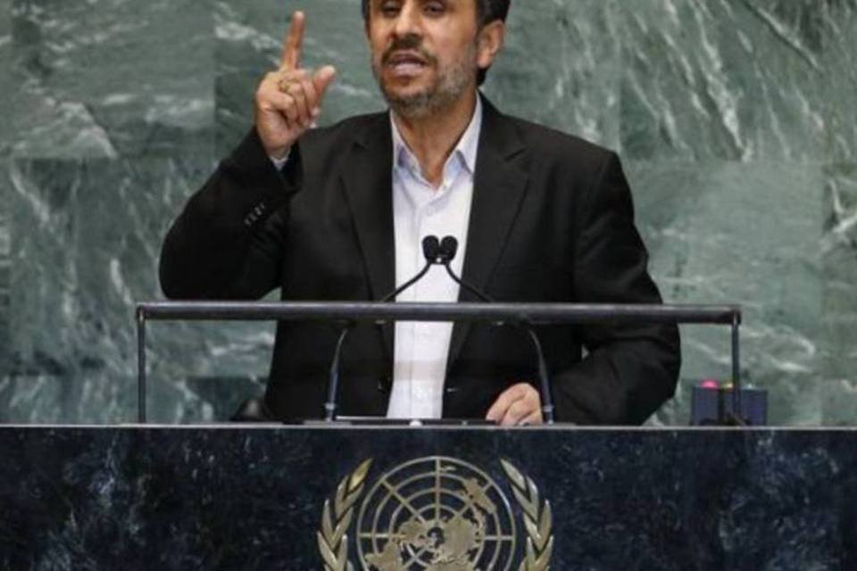 Irã está sob ameaça militar sionista, diz Ahmadinejad