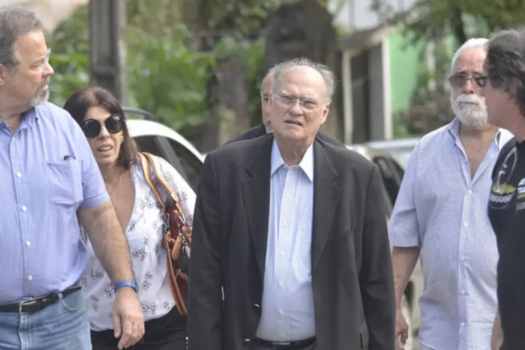 Presidente nacional do PPS, Roberto Freire, chega a casa de Eduardo Campos antes do velório, em Recife (Fernando Frazão/Agência Brasil)