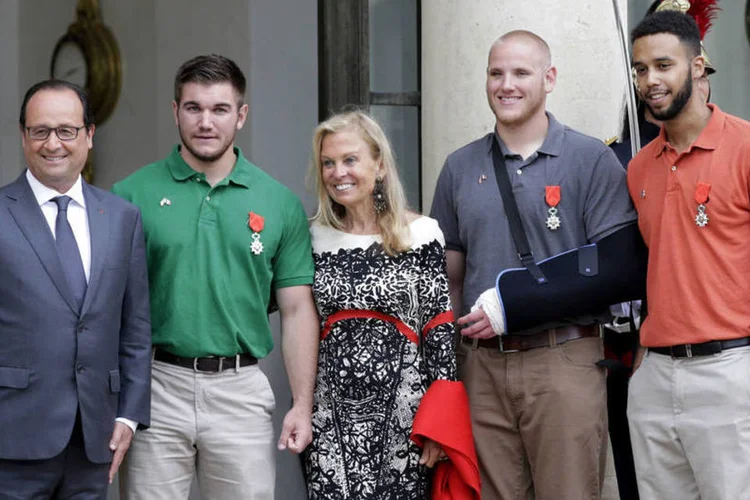 
	Presidente fr&acirc;nces e embaixadora americana com os herois do atentado: Skarlatos, Stone e Anthony Sadler foram condecorados na segunda-feira com a Legi&atilde;o de Honra da Fran&ccedil;a
 (Reuters / Philippe Wojazer)