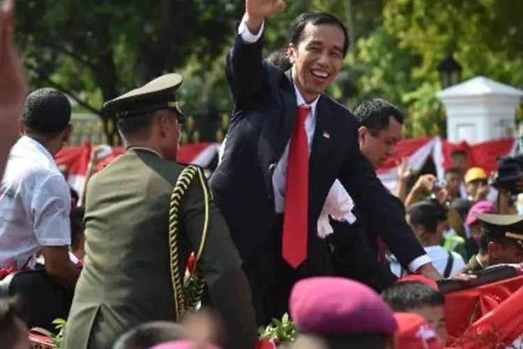 O presidente da Indonésia, Joko Widodo, acena para a multidão após cerimônia de posse (Bay Ismoyo/AFP)