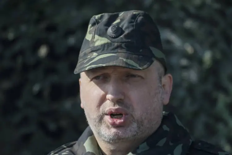 Presidente em exercício da Ucrânia, Oleksander Turchinov, fala com a imprensa durante um exercício militar perto de Goncharivske, na Ucrânia (Gleb Garanich/Reuters)