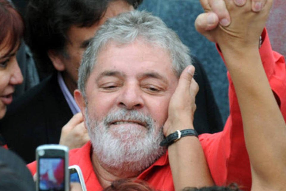 Lula está feliz com resultado das eleições, diz Padilha