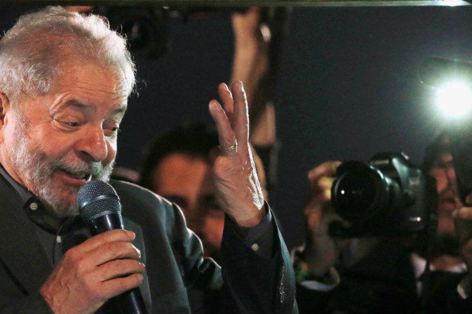 Lula qualifica processo de "farsa" e "show de pirotecnia"
