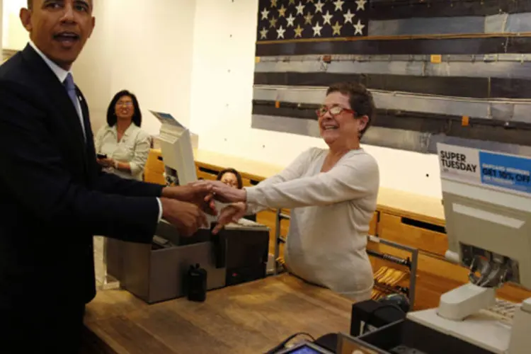 Presidente dos Estados Unidos, Barack Obama, cumprimenta a vendedora Sonia Del Gatto enquanto procurava por presentes para sua família em uma loja de Nova York (Larry Downing/Reuters)