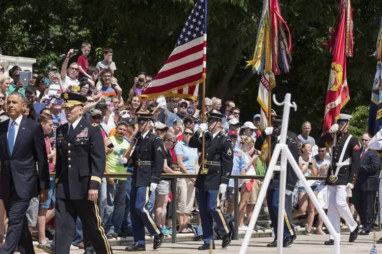 Presidente Barack Obama caminha com o Major-general Jeffrey S. Buchanan durante as homenagens do "Memorial Day", nos Estados Unidos (Joshua Roberts/Reuters)