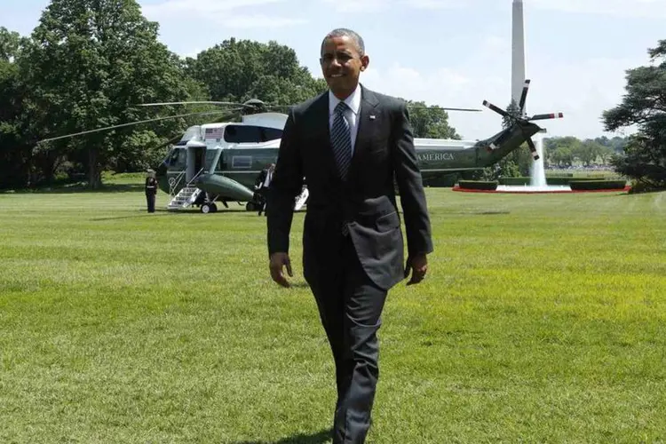 Barack Obama caminha na Casa Branca, após voltar de uma viagem a Minneapolis (Yuri Gripas/Reuters)