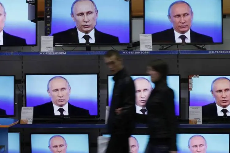 Presidente russo, Vladimir Putin, aparece em TVs dispostas na vitrine de uma loja de Krasnoyarsk, na Sibéria, Rússia (Ilya Naymushin/Reuters)