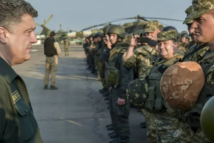 Ucrânia: residente ucraniano Poroshenko se encontra com soldados ucranianos em Mariupol (Mykola Lazarenko/Reuters)