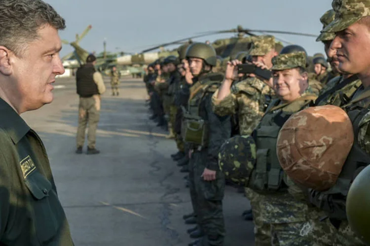 Ucrânia: residente ucraniano Poroshenko se encontra com soldados ucranianos em Mariupol (Mykola Lazarenko/Reuters)