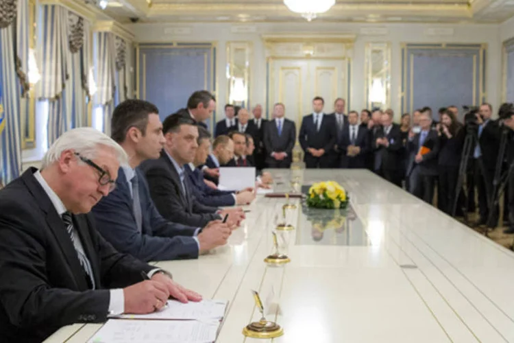 O presidente da Ucrânia, Vicktor Yanukovich, e líderes da oposição participam de cerimônia de assinatura de um acordo, mediado pela União Europeia, para encerrar a violência em Kiev (Reuters)