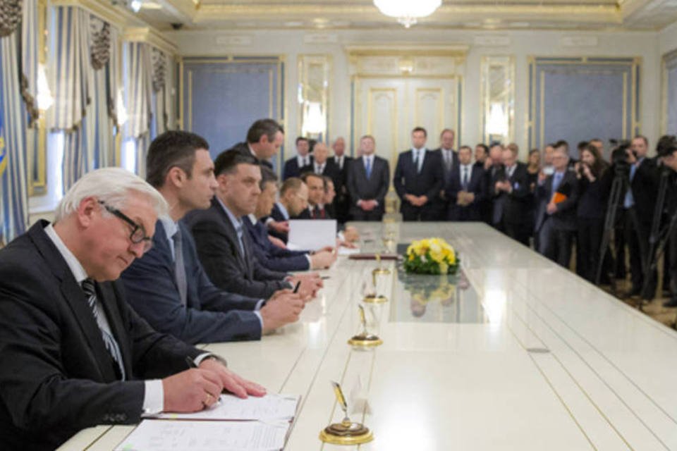 Presidente da Ucrânia abre caminho para eleições antecipadas
