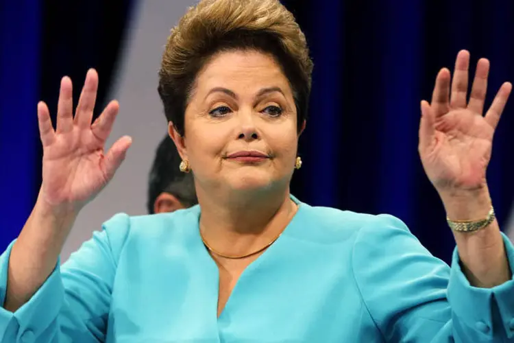 
	Presidente Dilma Rousseff (PT) acena durante o debate presidencial organizado pelo SBT, em S&atilde;o Paulo
 (Paulo Whitaker/Reuters)