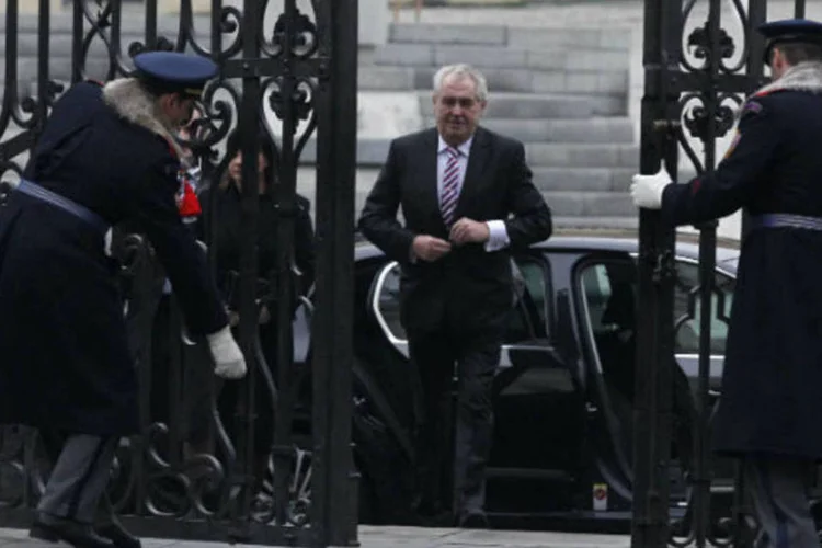 Soldados da guarda de honra abrem portão do Castelo de Praga para o recém-eleito presidente tcheco Milos Zeman (REUTERS / Petr Josek)