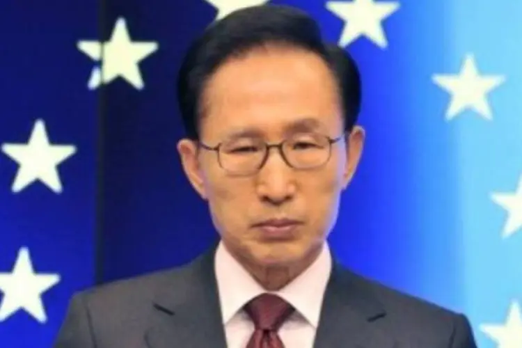 Presidente da Coreia do Sul, Lee Myung-bak: é preeciso ser dada uma resposta firme ao ataque (Georges Gobet/AFP)
