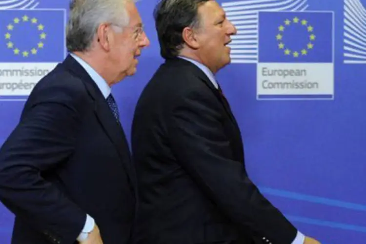 O presidente da CE, José Manuel Durão Barroso (D) e o premiê italiano, Mario Monti: no momento, só está certo que o BCE desempenhará um papel central neste mecanismo (©AFP / John Thys)