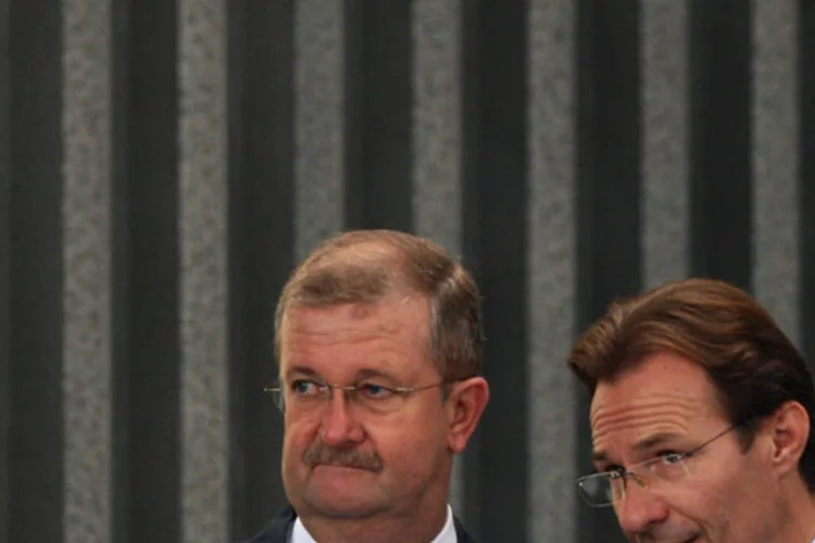 Wendelin Wiedeking (E) e o CEO da Porsche, Michael Macht (D): em março de 2008, a Porsche negou as "especulações" da imprensa de que estava tentando comprar a Volkswagen (Miguel Villagran/ Getty Images)