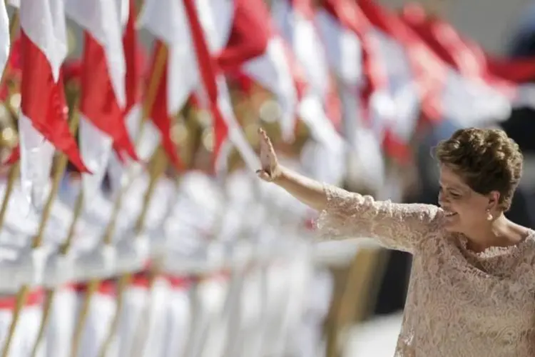 . (Presidente Dilma acena para simpatizantes no caminho ao Palácio do Planalto)