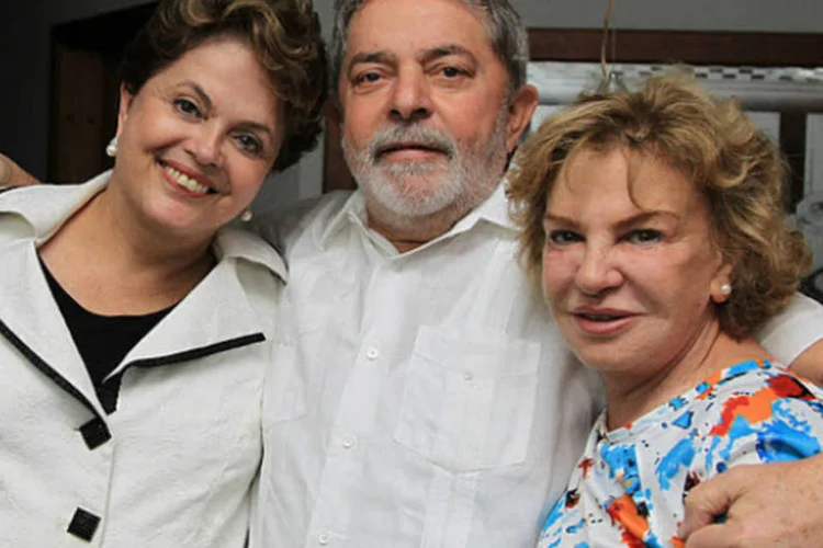 Dilma deixou o prédio pela garagem, em um carro com os vidros abertos, e disse à imprensa que Lula passa bem (Instituto Cidania / Divulgação)