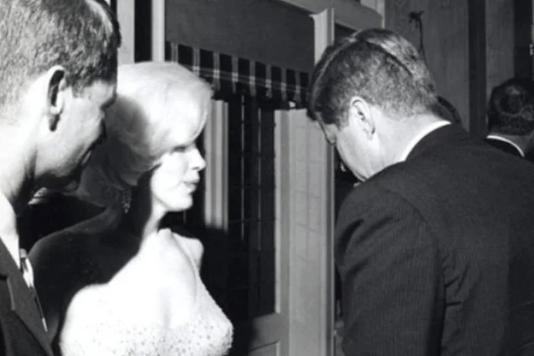 Marilyn Monroe, Robert Kennedy e John F. Kennedy: vestido justo e de brilhantes vai a leilão (Wikimedia Commons)