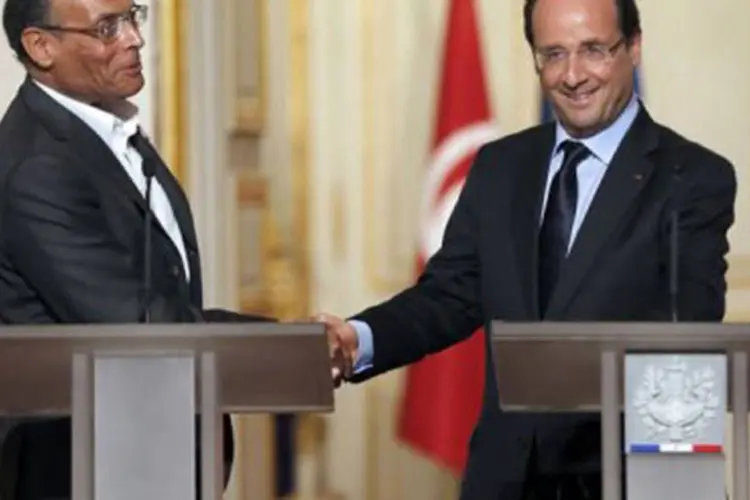 Hollande e Marzouki: Cerca de 600.000 tunisianos, incluindo aqueles com dupla nacionalidade, vivem na França, e mais de 20.000 franceses moram na Tunísia (©AFP / Francois Guillot)