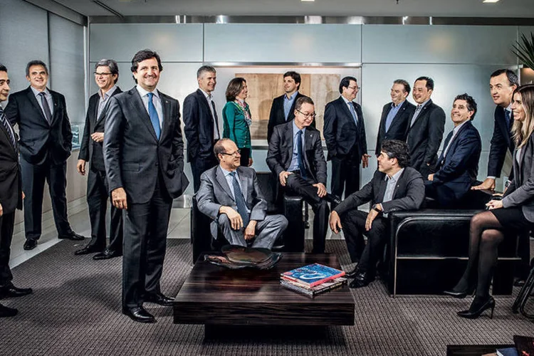 João Teixeira, presidente do Banco Votorantim (à frente), e seus diretores: há quase dois anos, eles se dedicam a reformular a cultura do banco (Germano Luders/Exame)