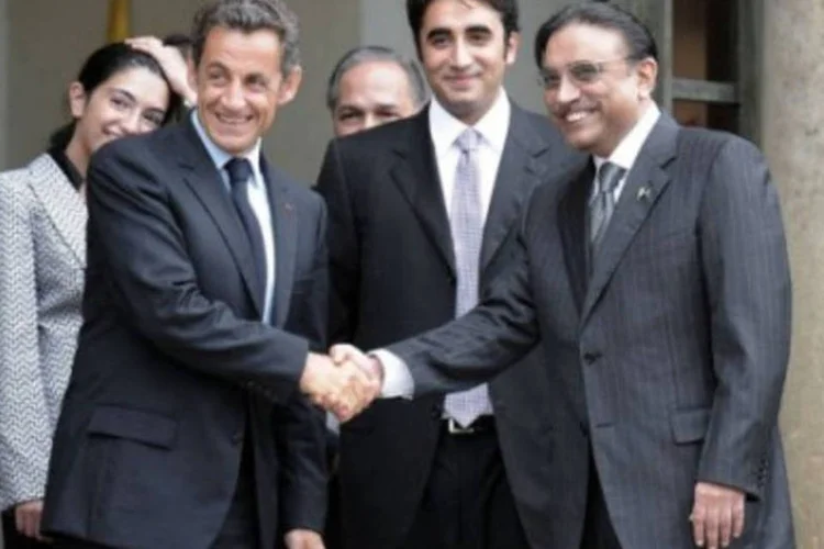 O presidente do Paquistão, Asif Ali Zardari, se encontrou com o presidente francês, Nicolas Sarkozy (Bertrand Guay/AFP)