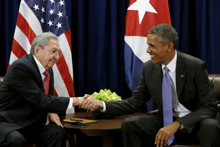 
	Presidentes Obama e Castro em reuni&atilde;o hist&oacute;rica: para diplomata cubano, n&atilde;o haver&aacute; melhora na economia sem &quot;passos maiores&quot;
 (Reuters / Kevin Lamarque)