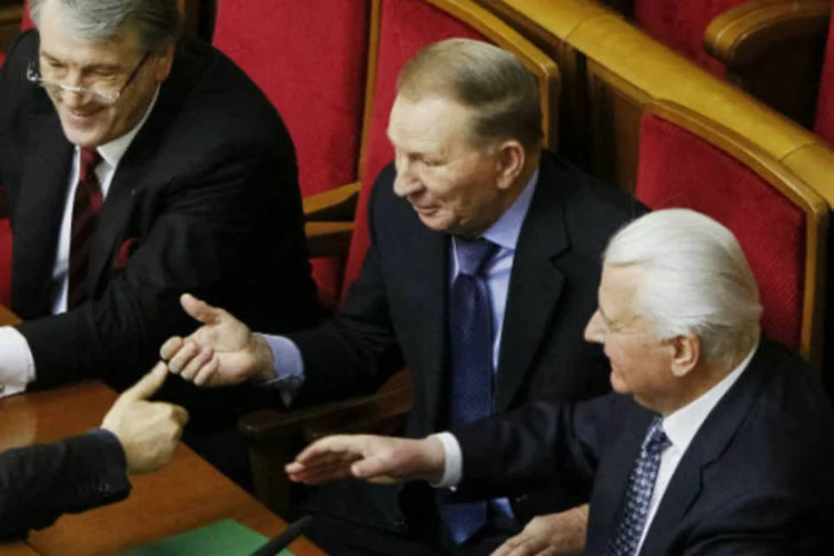 Leonid Kravchuk (D), Leonid Kuchma e Viktor Yushchenko (E), ex-presidentes da Ucrânia: os três lembraram que EUA, Reino Unido e Rússia atuam como fiadores da soberania do país (Gleb Garanich/AFP)
