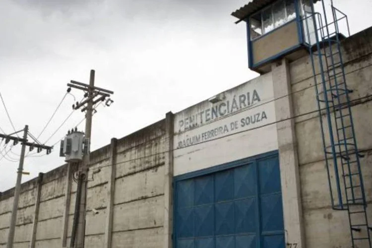 
	As ordens para matar policiais v&ecirc;m de dentro dos pres&iacute;dios
 (Fernando Lemos/VEJA RIO)