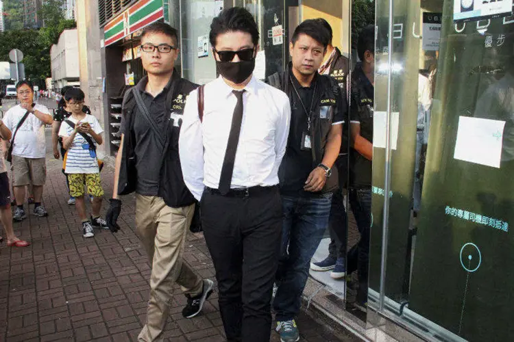 Homem é preso após ação da polícia em escritório do Uber em Hong Kong (Apple Daily/Reuters)