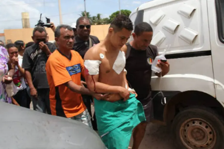 Detento do presídio de Pedrinhas é escoltado por médicos, guardas e familiares após ficar ferido em briga entre gangues no local, em São Luiz, no Maranhão (REUTERS/Douglas Cunha/O Estado do Maranhao)