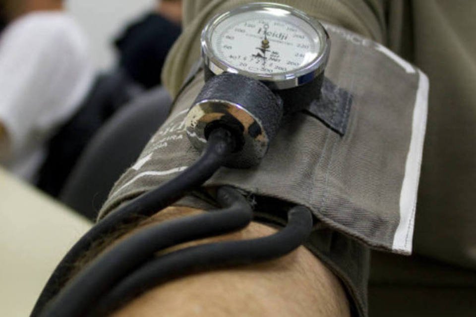 Número de pessoas com pressão alta dobrou em 40 anos, diz estudo