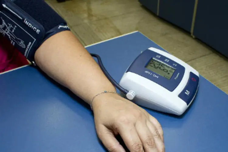 Mulher mede pressão arterial (Marcos Santos/USP Imagens)