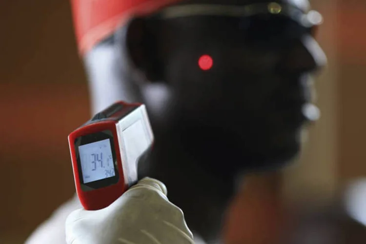 
	Homem tem temperatura medida na Nig&eacute;ria: autoridades estavam otimistas de que conseguiriam conter surto
 (Afolabi Sotunde/Reuters)