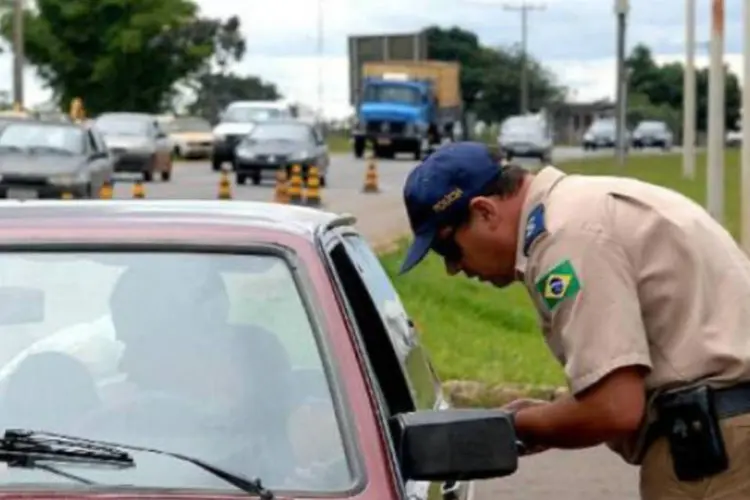 
	PRF sugere que os motoristas fa&ccedil;am uma revis&atilde;o no carro, verificando piscas e lanternas, para-brisas e limpadores
 (Arquivo/Agência Brasil)