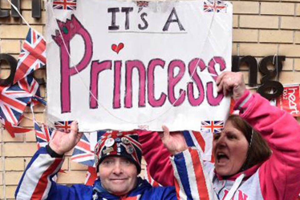 Fãs da família real comemoram em frente ao hospital St. Mary, em Londres, após a notícia de que Kate deu à luz a uma menina (Leon Neal/AFP)
