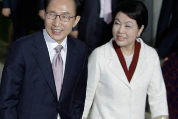 
	O presidente sul-coreano Lee Myung-Bak e sua esposa Kim Yoon-Ok: o presidente visitar&aacute;, acompanhado da primeira-dama, Indon&eacute;sia e Tail&acirc;ndia de quarta-feira a domingo
 (Chung Sung-Jun/Getty Images)