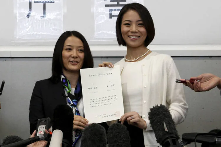 
	Primeiro casal homossexual a obter uni&atilde;o civil em T&oacute;quio: o certificado &eacute; assinado por Ken Hasebe, o pol&iacute;tico que impulsionou, de forma pioneira no Jap&atilde;o, o reconhecimento desses casais
 (Yuya Shino / Reuters)