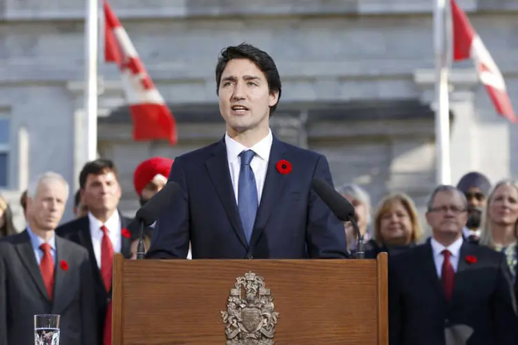
	Primeiro-ministro canadense, Justin Trudeau: &quot;estou horrorizado e entristecido que tanta gente possa ter sido assassinada e ferida em v&aacute;rios ataques terroristas em Paris&quot;
 (Blair Gable / Reuters)
