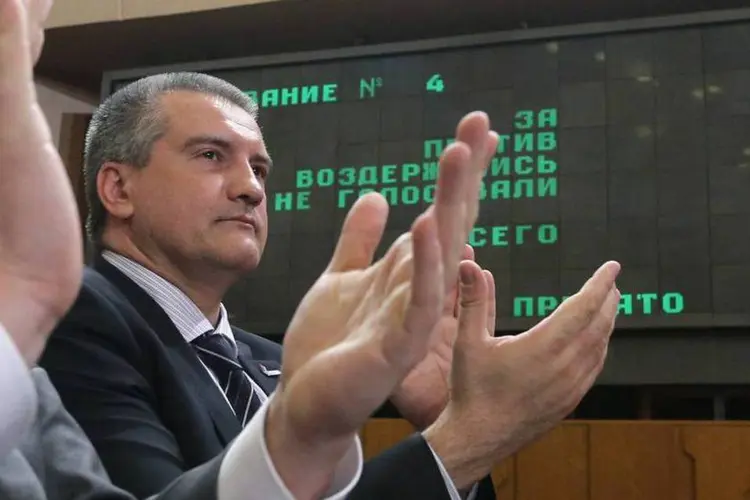 Primeiro-ministro da Crimeia, Sergei Aksyonov, comemora a aprovação da nova constituição durante a sessão no Parlamento, em Simferopol (Maxim Shemetov/Reuters)