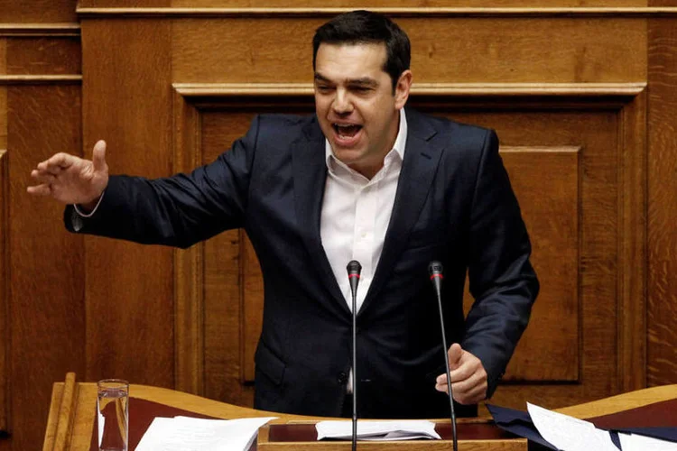 “Hoje termina um período difícil para o país e damos o primeiro passo para sair da crise”, disse o primeiro-ministro Alexis Tsipras (REUTERS/Michalis Karagiannis)