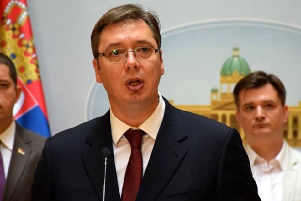 Sérvia aprova novo governo de conservadores e socialistas