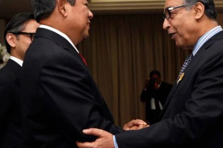Makhdoom Shahabuddin (à esquerda, de gravata vermelha) sendo cumprimentado pelo presidente da Indonésia, Susilo Bambang Yudhoyono, em 2011  (Enny Nuraheni/Reuters)