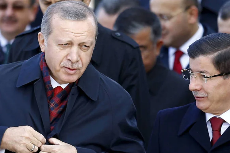 
	Turquia: a decis&atilde;o foi tomada depois do vazamento da not&iacute;cia sobre uma ruptura entre Davutoglu e o presidente Recep Tayyip Erdogan
 (Umit Bektas / Reuters)
