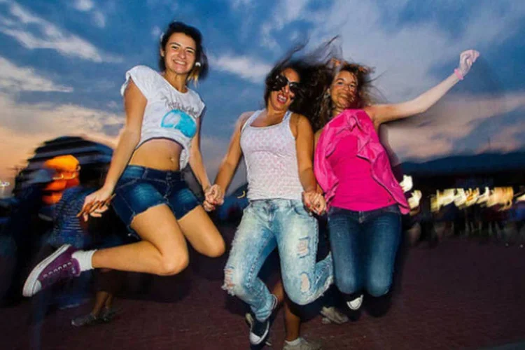 O entusiasmo pelo início do Rock in Rio já pode ser sentido do lado de fora onde uma enchente humana aguarda (Divulgação)