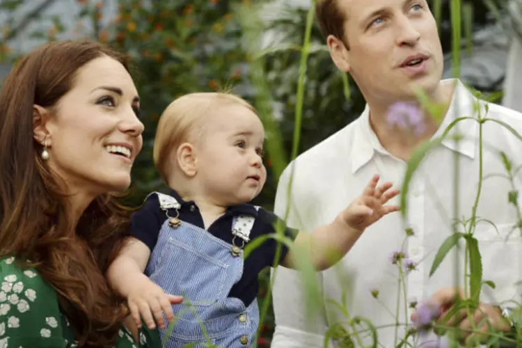 
	Kate, William e George: em julho de 2013, o casal teve o primeiro filho, o pr&iacute;ncipe George Alexander Louis, herdeiro do trono brit&acirc;nico
 (John Stillwell/Pool/Reuters)