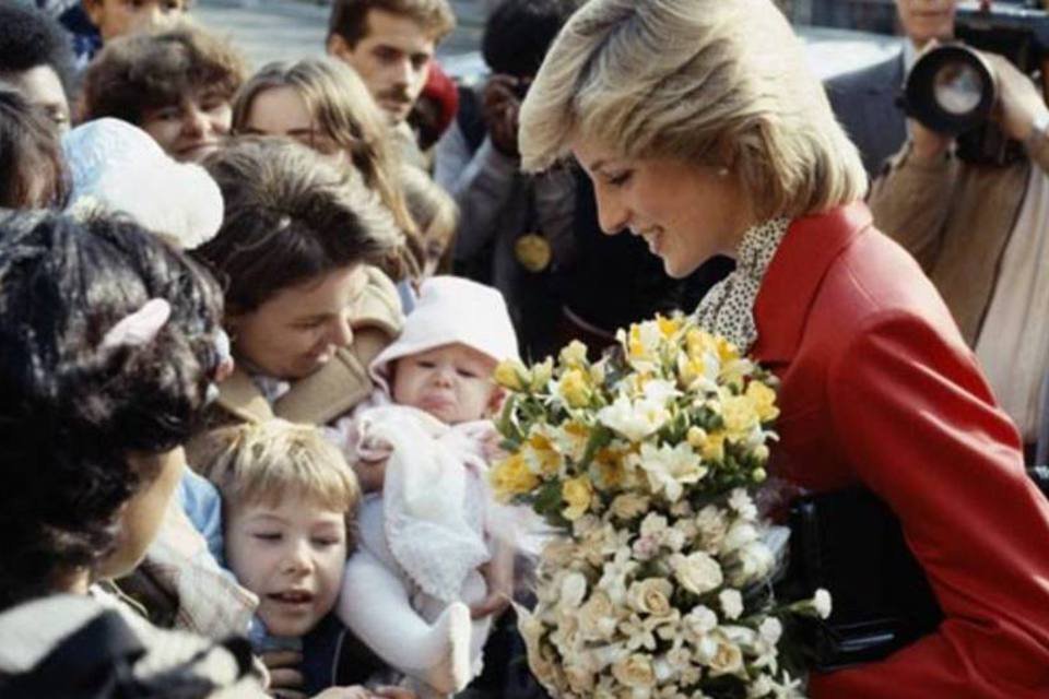 Lady Di vira exemplo de popularidade para família real