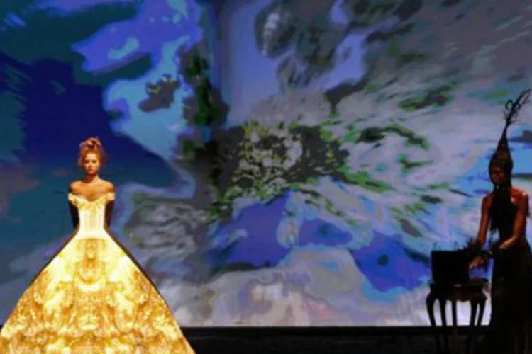 Desfile do francês Franck Sorbier: Sorbier desenhou sua passarela no formato de palcos de teatro, com uma só modelo vestida de branco, sobre a qual se projetavam imagens (©AFP / Francois Guillot)