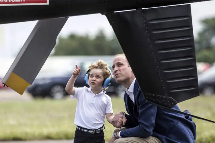 Príncipe William e seu filho príncipe George com avião da força aérea, dia 08/07/2016 (Richard Pohle / Reuters)
